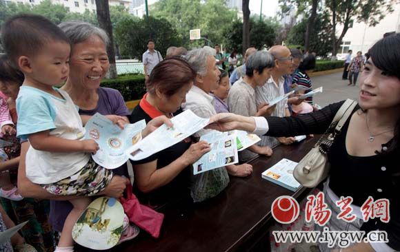 工作人員向市民發(fā)放環(huán)保知識(shí)讀本。
