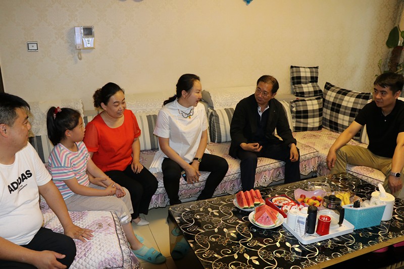 延安分公司領(lǐng)導(dǎo)班子走訪慰問困難員工2_副本_副本.jpg