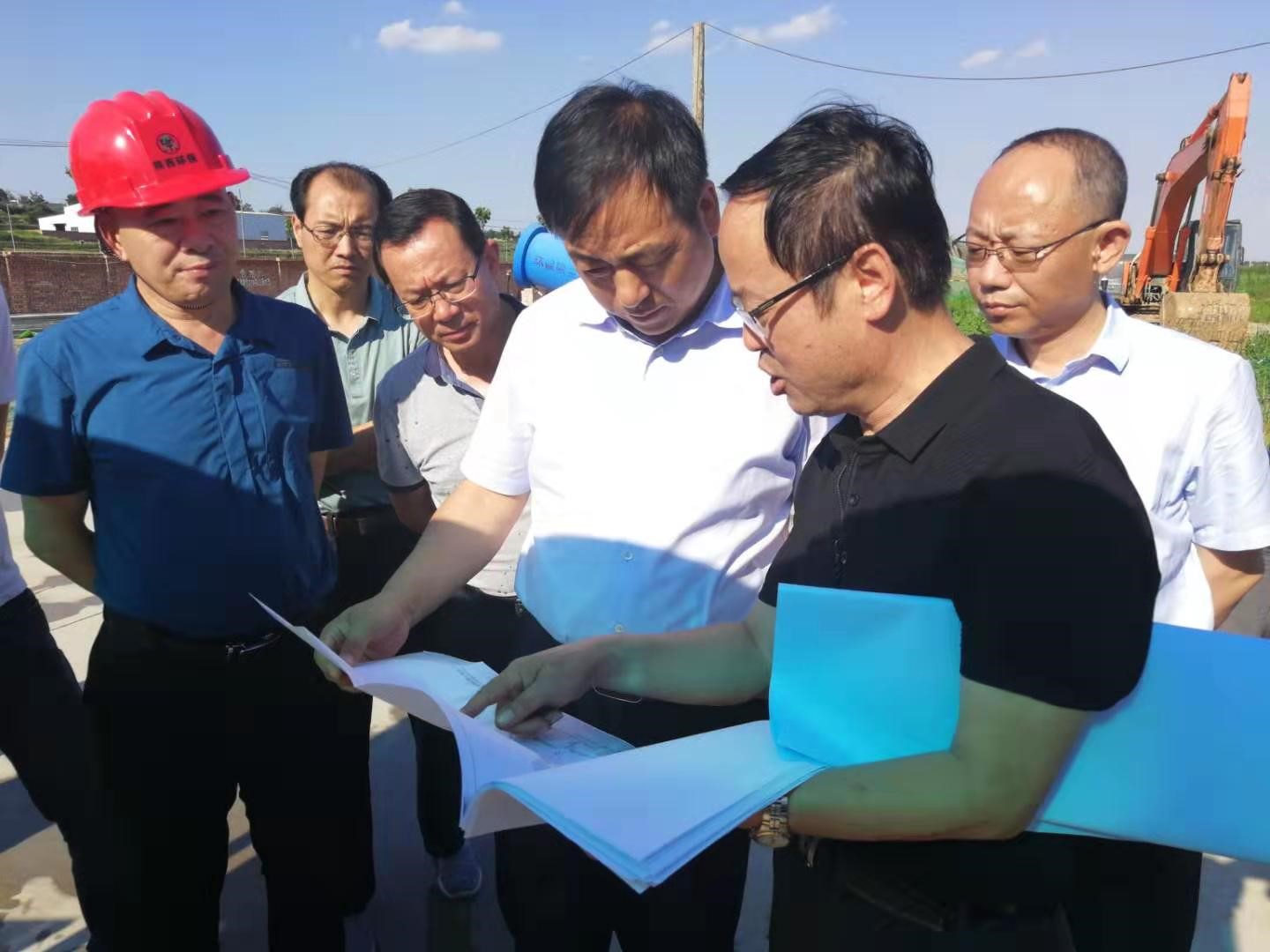 2019.7.4寶雞市委常委、副市長王寧崗到水環(huán)境公司寶雞蟠龍新區(qū)污水處理廠調(diào)研.jpg